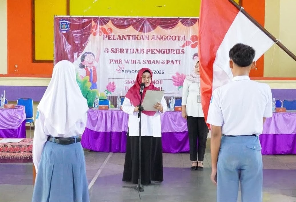 Foto : Ketua PMI Kab.Pati, Atik Kusdarwati Sudewo, mengukuhkan anggota Palang Merah Remaja (PMR) tingkat Wira Unit Sekolah Menengah Atas (SMA) Negeri 3 Pati untuk masa bakti 2025–2026.(Portalljateng/Dns)