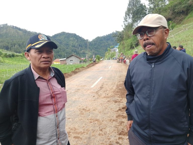 Eko Pujiyanto Dampingi Warga Gondosuli Kerja Bakti Perbaiki Saluran Air di Ruas Jalan DPU Tawangmangu–Magetan