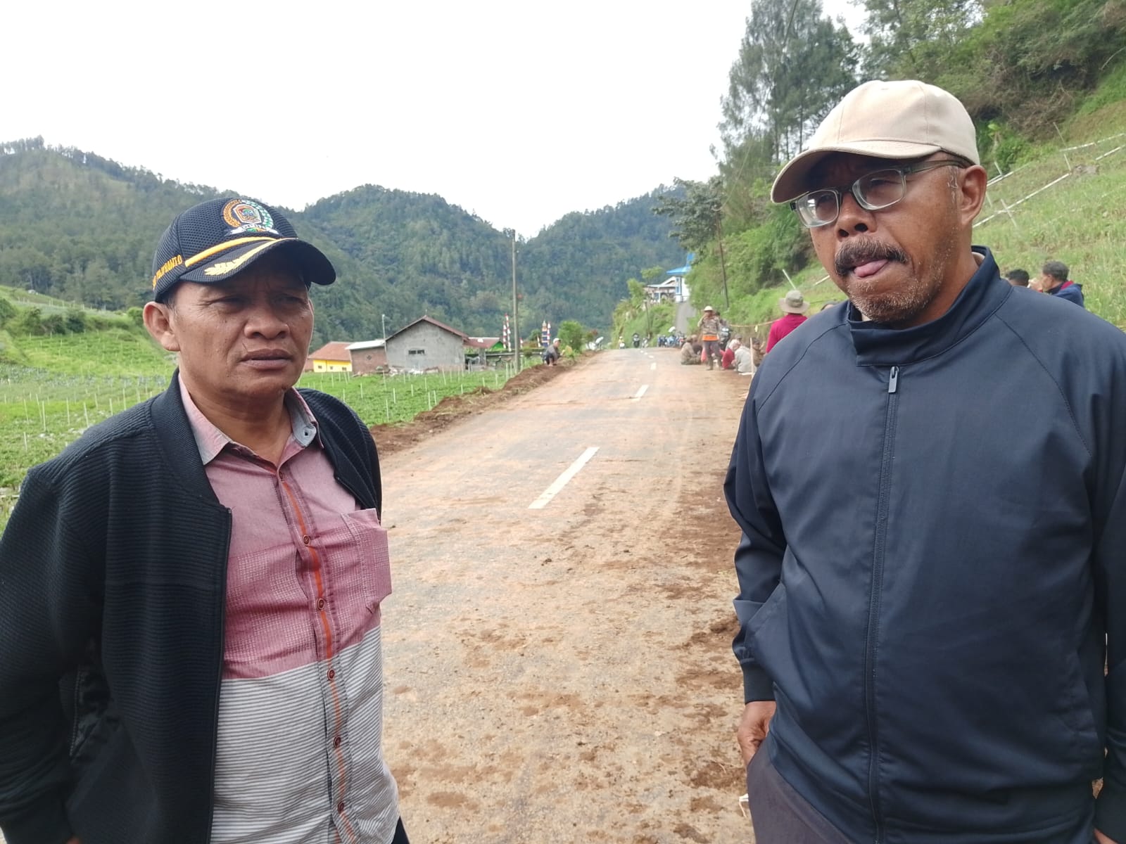 Foto: Eko Pujianto Bersama Kadus Gondosuli Lor Amran Guaning Marzuki dampingi warga yang sedang kerja bakti bersihkan dan buat saluran di jalur lama Tawangmangu - Magetan.(Portalljateng/Hds)