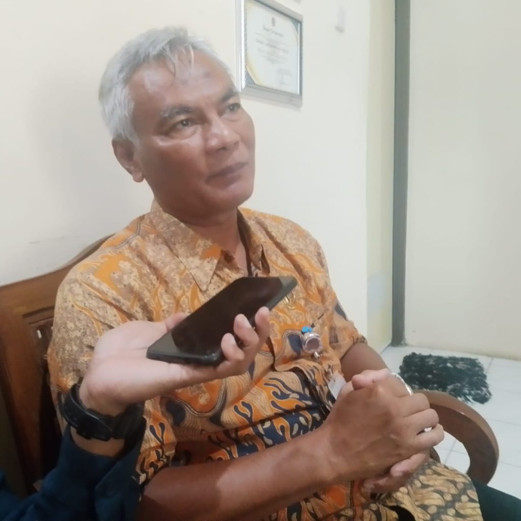 Foto: Kepala DLH Karanganyar Sunarno, berikan paparan tentang progres penanganan lokasi Tempat Pembuangan Akhir ( TPA) Sukosari Jumantono.(Portalljateng/Hds)