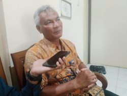 Foto: Kepala DLH Karanganyar Sunarno, berikan paparan tentang progres penanganan lokasi Tempat Pembuangan Akhir ( TPA) Sukosari Jumantono.(Portalljateng/Hds)