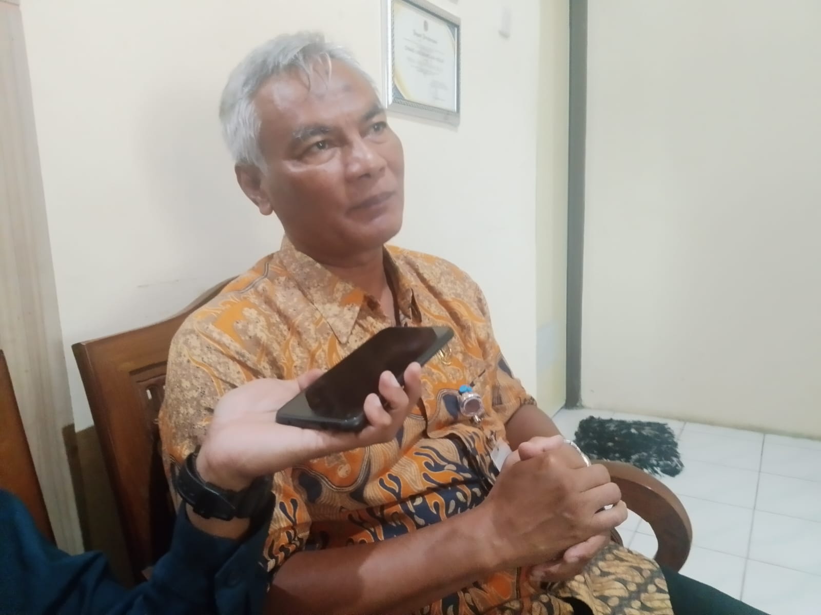 Foto: Kepala DLH Karanganyar Sunarno, berikan paparan tentang progres penanganan lokasi Tempat Pembuangan Akhir ( TPA) Sukosari Jumantono.(Portalljateng/Hds)