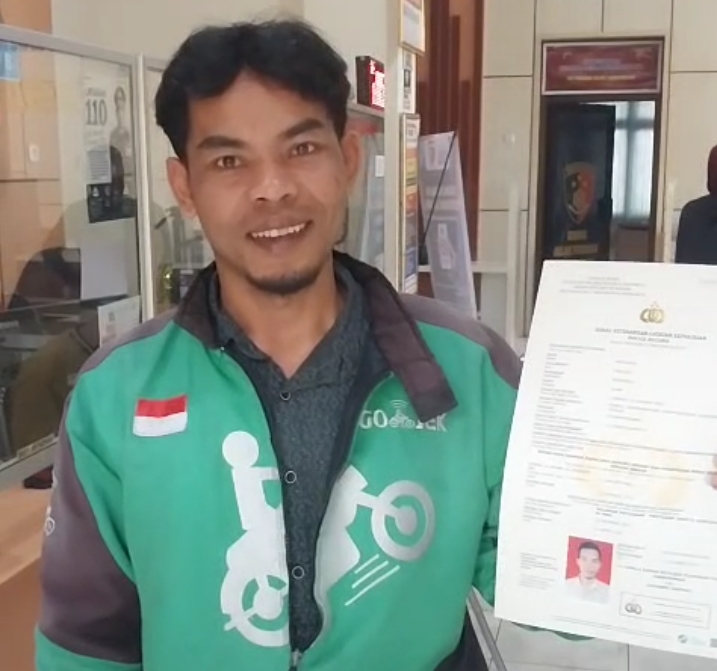 Kang ojol karanganyar mendapatkan skck dari pelayanan polres karanganyar dengan aplikasi Super Polri App