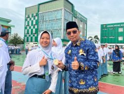 Foto: Kepala MAN 2 Kudus, Ali Musyafak apresiasi siswa berprestasi pada peringatan Hari Pahlawan Nasional 10 Nopember.(Portalljateng/MAN 2 Kudus)