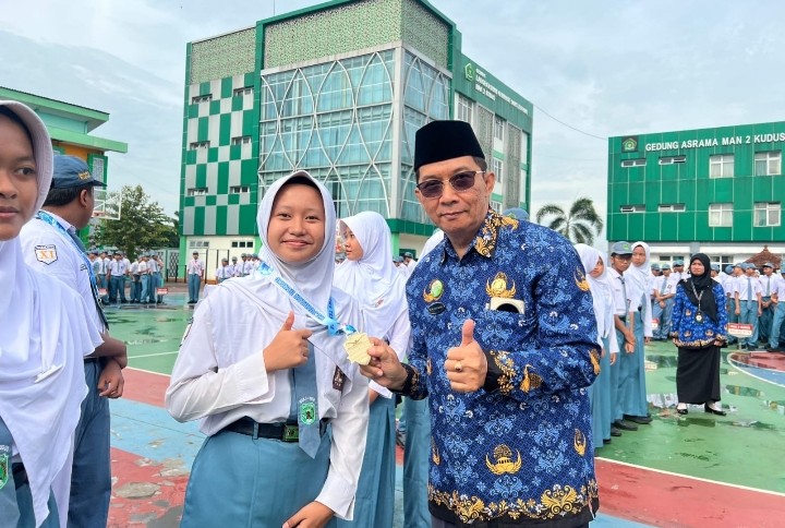 Ratusan Medali Banjiri MAN 2 Kudus di Momen Hari Pahlawan