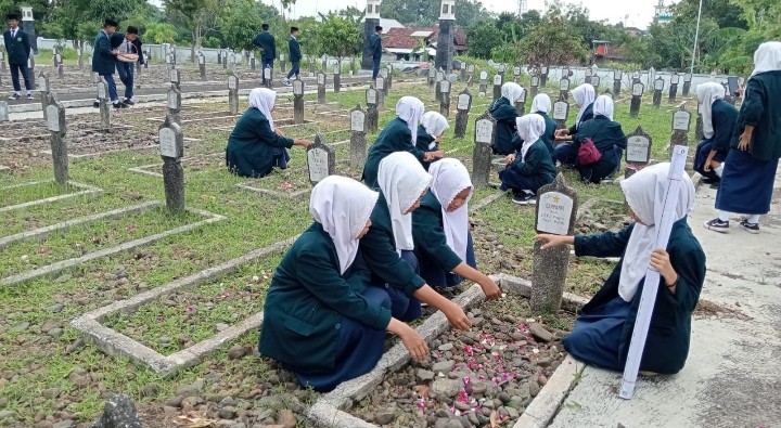 MTsN 2 Pati Ajak Siswa Ziarah di Taman Makam Pahlawan Puri Pasca Upacara Hari Pahlawan MTsN 2 Pati Ajak Siswa Ziarah di Taman Makam Pahlawan Puri Pasca Upacara Hari Pahlawan