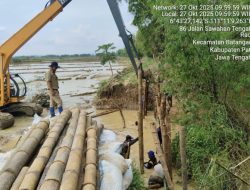 Foto: Dinas Pekerjaan Umum dan Penataan Ruang (DPUTR) Pati melalui Bidang Sumber Daya Air (SDA) lakukan penanganan tanggul jebol.(Portalljateng/DPUTR Pati)