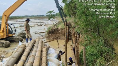 Foto: Dinas Pekerjaan Umum dan Penataan Ruang (DPUTR) Pati melalui Bidang Sumber Daya Air (SDA) lakukan penanganan tanggul jebol.(Portalljateng/DPUTR Pati)
