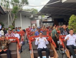 Foto: Bupati Pati H.Sudewo, simbolis menyerahkan bantuan 60 unit sepeda motor listrik di kantor bupati.(Portalljateng/Bdrn)