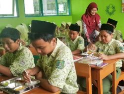 Foto: Siswa MTsN 1 Pati menikmati menu Makan Bergizi Gratis (MBG) di minggu pertama.(Portalljateng/Adm)