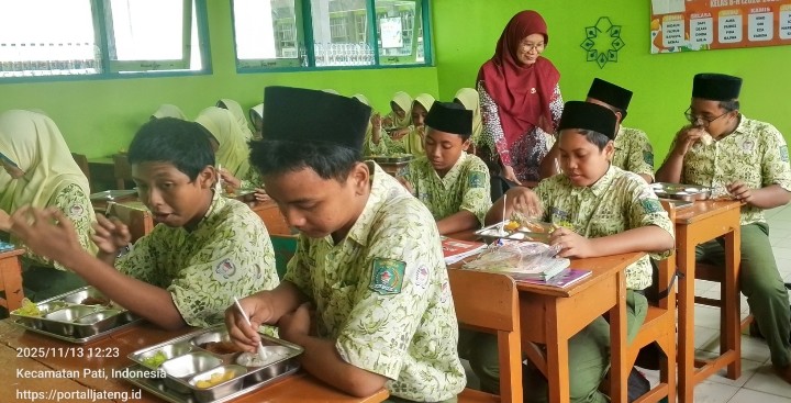 Foto: Siswa MTsN 1 Pati menikmati menu Makan Bergizi Gratis (MBG) di minggu pertama.(Portalljateng/Adm)