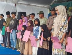 Foto: Kepala MTsN 1 Pati Wahyu Hidayat dan Kakanmenag Pati Ahmad Syaiku menyerahkan santunan kepada anak yatim piatu.(Portalljateng/Adm)