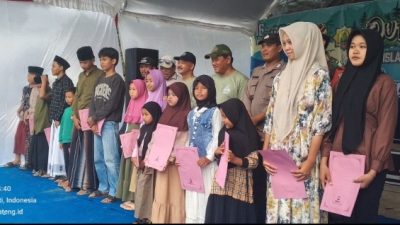Foto: Kepala MTsN 1 Pati Wahyu Hidayat dan Kakanmenag Pati Ahmad Syaiku menyerahkan santunan kepada anak yatim piatu.(Portalljateng/Adm)
