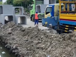 Foto: Perbaikan drainase dan trotoar, depan RSUD Kayen dan Alun-alun Kayen.(Portalljateng/Non)