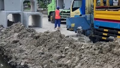 Foto: Perbaikan drainase dan trotoar, depan RSUD Kayen dan Alun-alun Kayen.(Portalljateng/Non)
