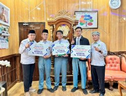 Foto: Kepala MAN 2 Kudus, Ali Musyafak memberikan penghargaan tertinggi atas dedikasi dan kerja keras para peserta didik berprestasi di OMI (Olimpiade Madrasah Indonesia) 2025.(Portalljateng/MAN 2 Kudus)