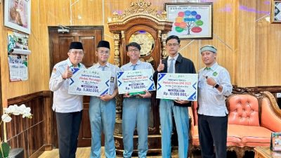 Foto: Kepala MAN 2 Kudus, Ali Musyafak memberikan penghargaan tertinggi atas dedikasi dan kerja keras para peserta didik berprestasi di OMI (Olimpiade Madrasah Indonesia) 2025.(Portalljateng/MAN 2 Kudus)