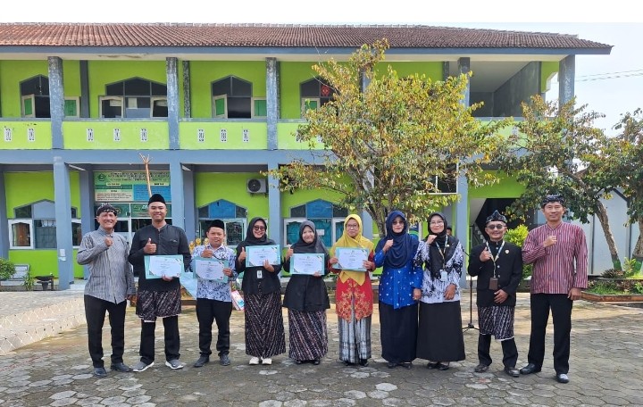 MTsN 1 Pati Beri Apresiasi, Guru Kreatif dan Inovatif Semakin Termotivasi di Momen HGN 2025