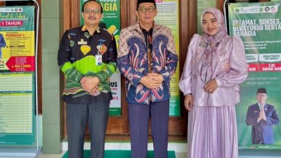 Foto: Kepala MAN 2 Kudus Ali Musyafak bersama Ombudsman RI Perwakilan Jateng.(Portalljateng/MAN 2 Kudus)