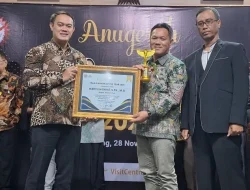 Foto: Kepala MTsN 1 Pati, Wahyu Hidayat, menerima penghargaan “Man & Woman of The Year 2025” dari Lembaga Masyarakat Peduli Pariwisata (LEMPPAR) dan Prestasi Bangsa di Front One Hotel and Resort Semarang.(Portalljateng/MTsN 1 Pati)