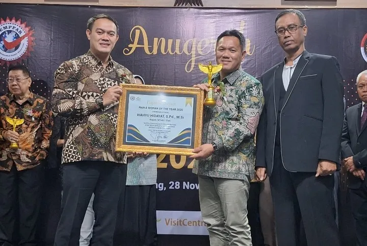 Foto: Kepala MTsN 1 Pati, Wahyu Hidayat, menerima penghargaan “Man & Woman of The Year 2025” dari Lembaga Masyarakat Peduli Pariwisata (LEMPPAR) dan Prestasi Bangsa di Front One Hotel and Resort Semarang.(Portalljateng/MTsN 1 Pati)