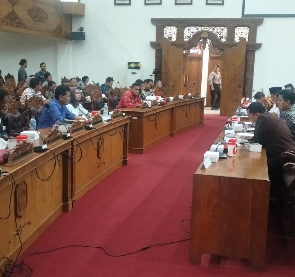 Foto: Aliansi Masyarakat Tambahmulyo Bersatu (AMTB) audiensi bersama anggota DPRD Pati.((Portalljateng/Pgh)