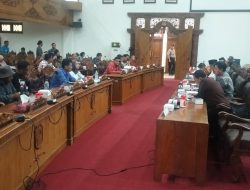 Foto: Aliansi Masyarakat Tambahmulyo Bersatu (AMTB) audiensi bersama anggota DPRD Pati.((Portalljateng/Pgh)