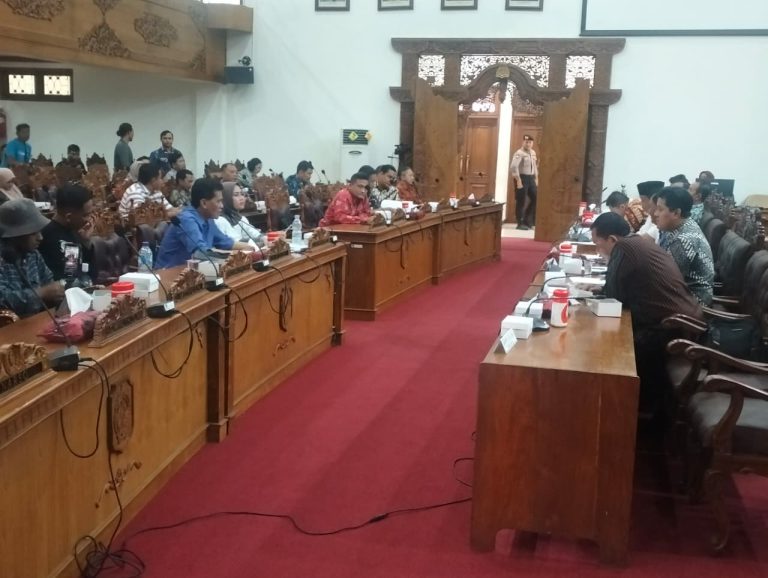 Foto: Aliansi Masyarakat Tambahmulyo Bersatu (AMTB) audiensi bersama anggota DPRD Pati.((Portalljateng/Pgh)