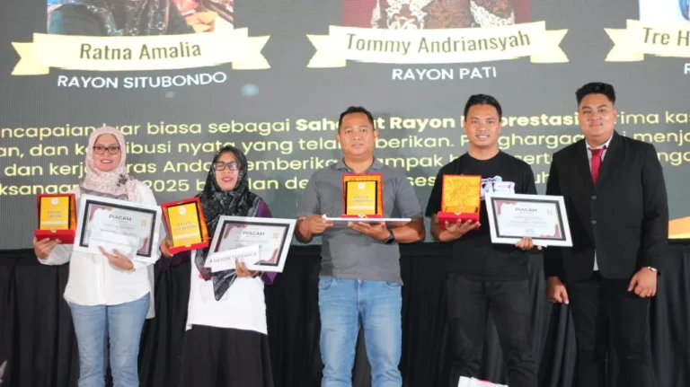 Foto: Penghargaan Rayon Berprestasi ini secara resmi diserahkan pada acara Grand Final Nasional KMSI yang dilaksanakan di Universitas Ma Chung, Malang.(Portalljateng/MTsN 1 Pati)