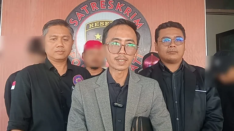 Foto: Ach Abdul Wahab, S.H., Drajat Ari Wibowo, S.H. dan Mahendra Eka Rinarto, S.H., dampingi tersangka bentrok di Desa Kuryokalangan Pati.(Portalljateng/Adm)