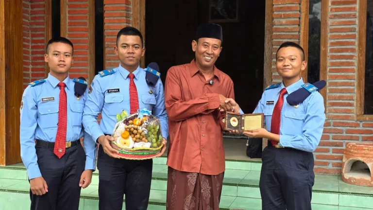 Foto: Kunjungan Siswa SMA Taruna Nusantara di Pondok Pesantren Roudlotun Nasyiin Asshidiqiyah (RN ASA) yang berlokasi di Desa Dadapan, Kecamatan Sedan, Kabupaten Rembang.(Portalljateng/Red)