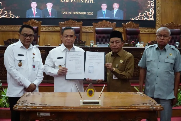 Foto: Bupati Pati Sudewo menghadiri Rapat Paripurna DPRD Kabupaten Pati yang digelar di Sekretariat DPRD Kabupaten Pati.(Portalljateng/Hms)