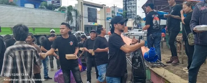 Foto: Yakuza Farm Pati membagikan makanan di Alun-alun Juwana, Pati.(Portalljateng/Adm)
