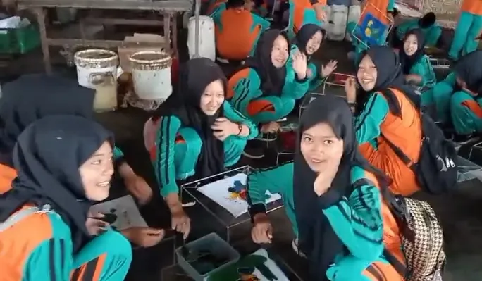 Foto: Siswa MTsN 2 Pati saat belajar praktek membatik di Wisata Batik Pati, Juwana.(Portalljateng/MTsN 2 Pati)