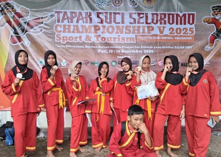Foto: 9 siswa Siswi MTsN 3 Pati berprestasi di ajang bergengsi Tapak Suci Seloromo Championship V 2025.(Portalljateng/MTsN 3 Pati)