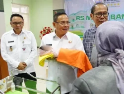 Foto: Bupati Pati Sudewo menghadiri penyerahan seorang bayi kepada orang tua asuh di Rumah Sakit Mitra Bangsa.(Portalljateng/Hms)