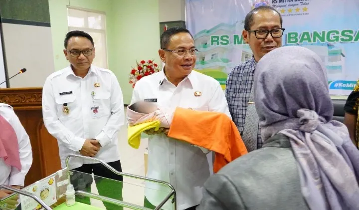 Foto: Bupati Pati Sudewo menghadiri penyerahan seorang bayi kepada orang tua asuh di Rumah Sakit Mitra Bangsa.(Portalljateng/Hms)