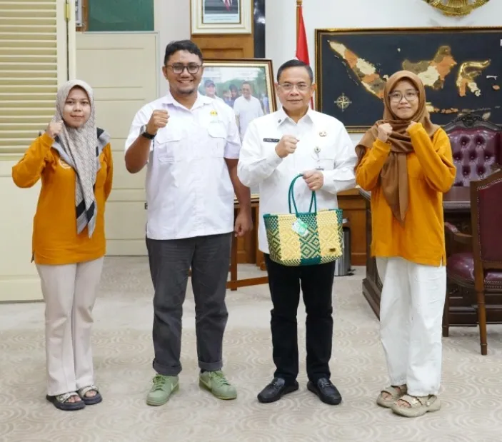 Foto: Bupati Pati, Sudewo, melepas tim ekonomi kreatif Kabupaten Pati yang akan mewakili Jawa Tengah dalam ajang Indonesian Fair bekerja sama dengan KBRI Thailand..(Portalljateng/Hms)