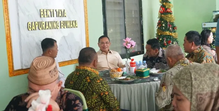 Foto: Bupati Pati Sudewo menghadiri kegiatan open house Hari Natal 2025 yang digelar oleh Dandim 0718/Pati di Rumah Dinas Dandim.(Portalljateng/Hms)