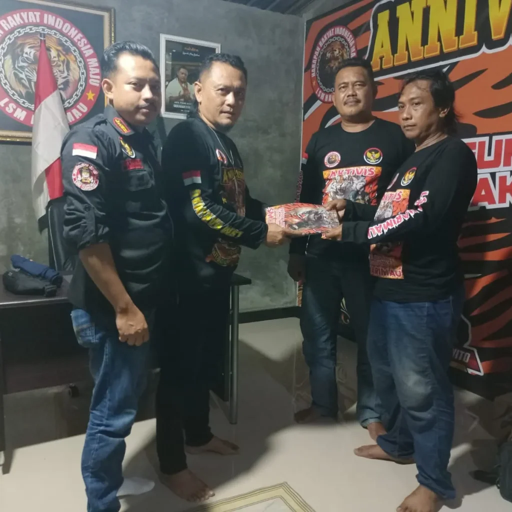 Foto : penyerahan seragam secara simbolis oleh ketua Korwil LSM harimau Pati timur.(Portalljateng/Rgl)
