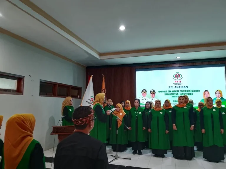 Foto: Ketua Wanita Tani HKTI Provinsi Jawa Tengah Dra. Amy Suratmi Kadiono, laksanakan pelantikan pengurus DPD Wanita Tani HKTI Kabupaten Karanganyar.(Portalljateng/Hds)