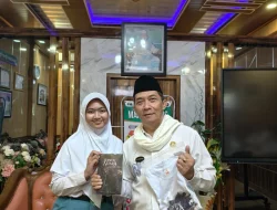 Foto: Kepala MAN 2 Kudus, Ali Musyafak dan Bening Cita Maharsi, siswa kelas XI-11 Jurusan IPS.(Portalljateng/MAN 2 Kudus)