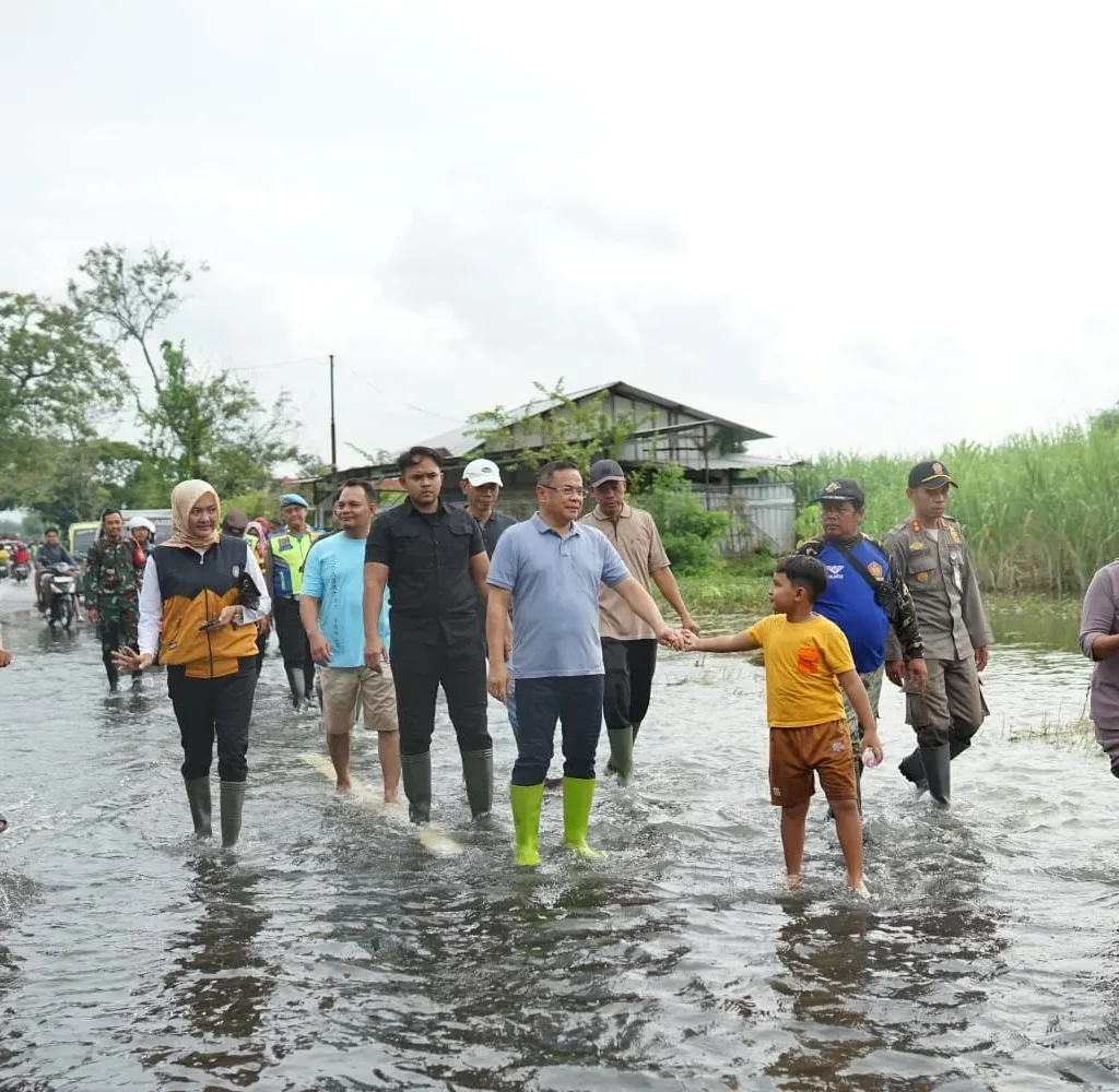 Foto: Bupati Pati, Sudewo, meninjau langsung sejumlah titik banjir yang melanda wilayah Kabupaten Pati.(Portalljateng/Hms)