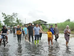 Foto: Bupati Pati, Sudewo, meninjau langsung sejumlah titik banjir yang melanda wilayah Kabupaten Pati.(Portalljateng/Hms)