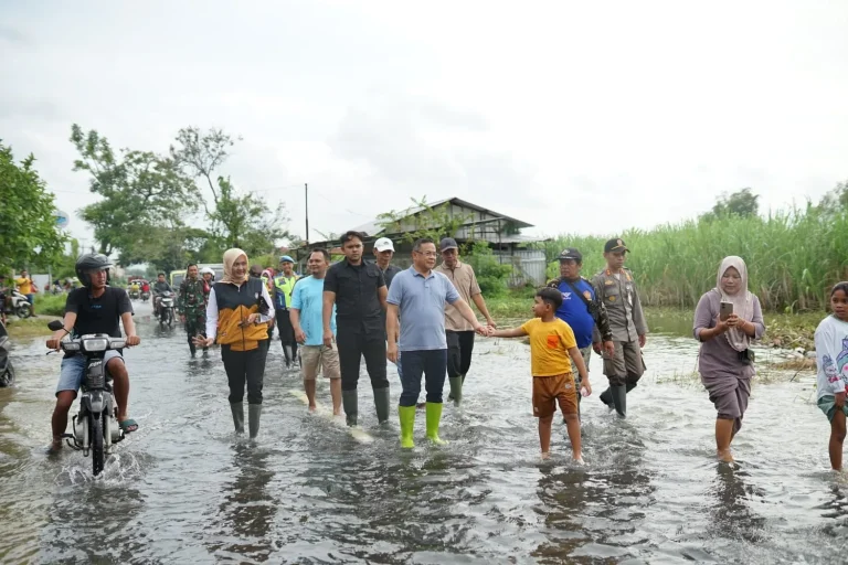 Foto: Bupati Pati, Sudewo, meninjau langsung sejumlah titik banjir yang melanda wilayah Kabupaten Pati.(Portalljateng/Hms)