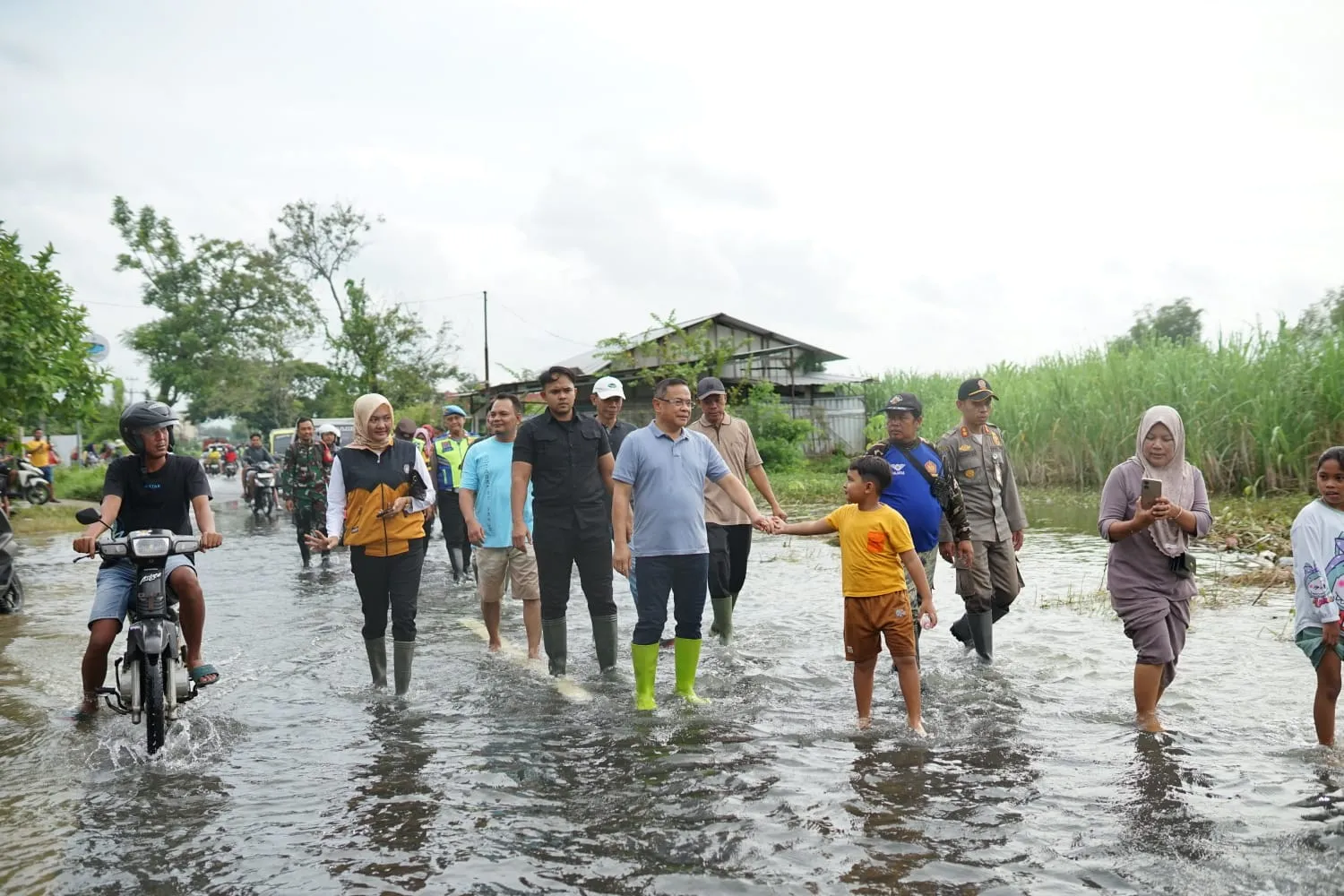 Foto: Bupati Pati, Sudewo, meninjau langsung sejumlah titik banjir yang melanda wilayah Kabupaten Pati.(Portalljateng/Hms)