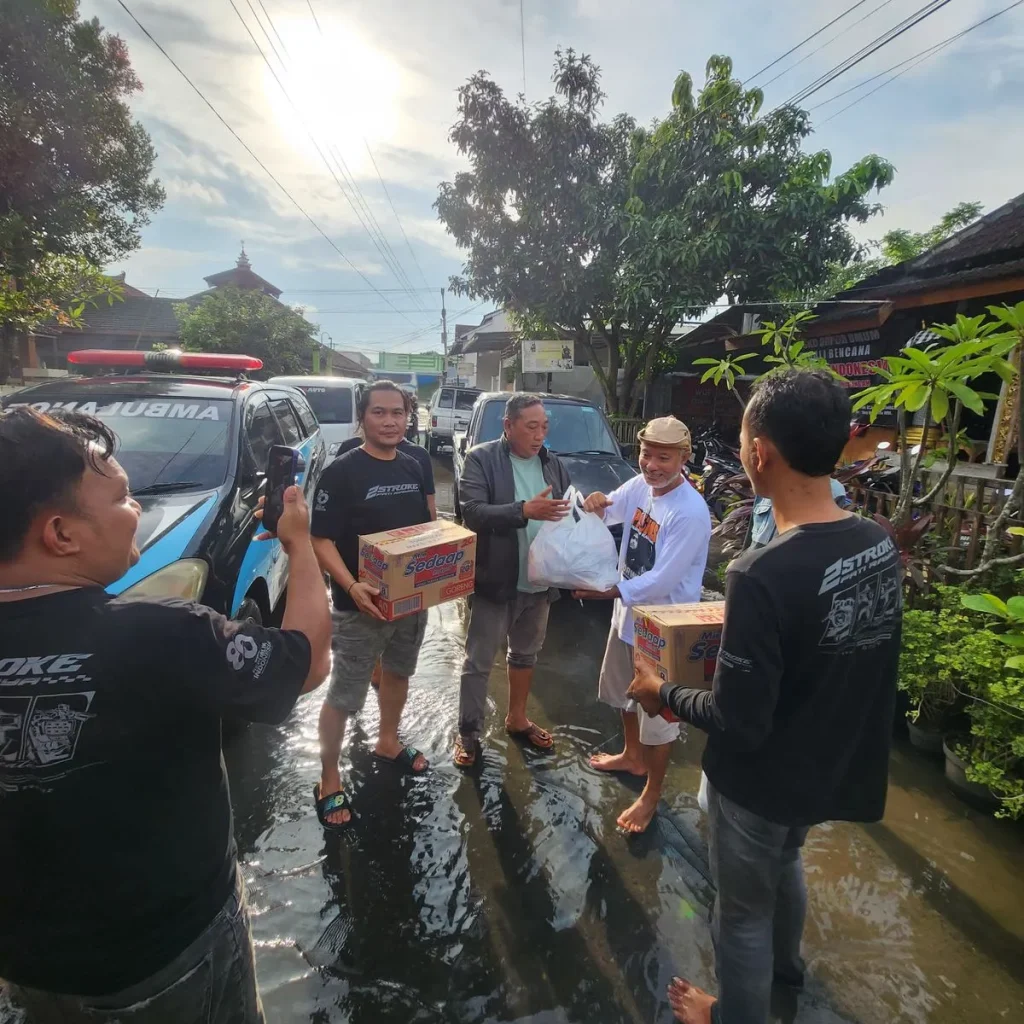 Foto: 2Stroke Pati Raya bergerak cepat menyalurkan bantuan kemanusiaan bagi warga terdampak banjir.(Portalljateng/Bdr)