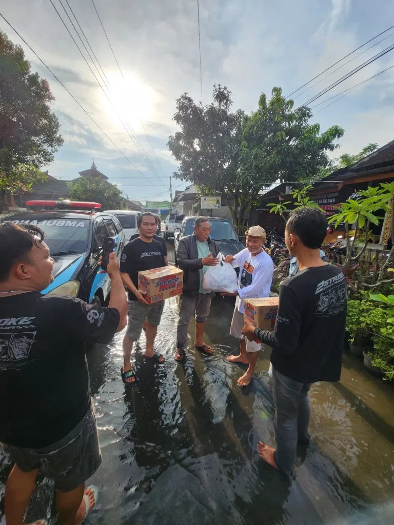 2Stroke Pati Raya Kirim Bantuan Sembako ke 5 Desa Banjir