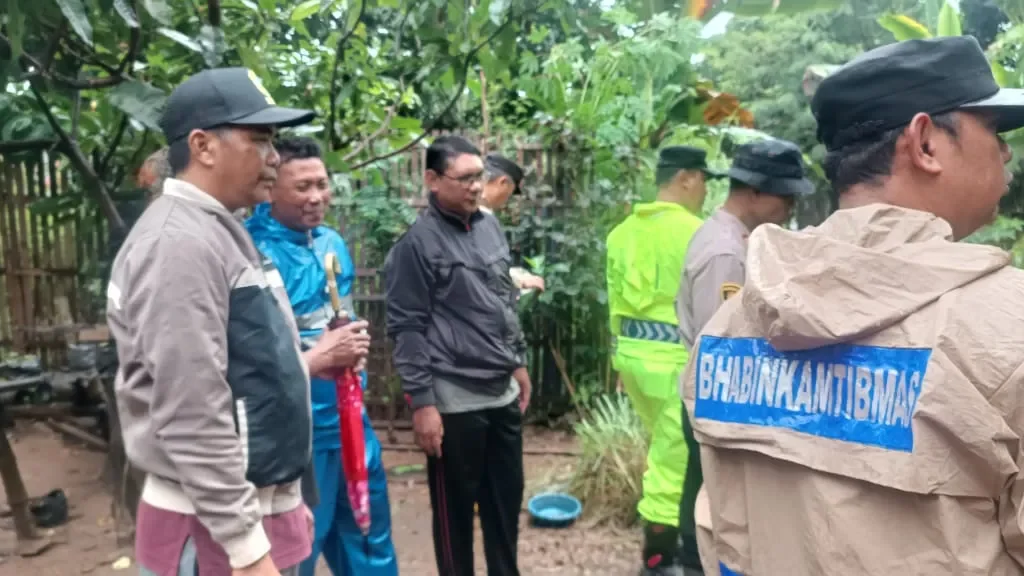 Foto: Muspika (Camat, Kapolsek, Danramil, dan lainnya) yang berada di Kecamatan Tlogowungu Pati, siap tanggap terhadap aduan warga sekitar terkait pohon bambu yang longsor dan menyumbat aliran sungai.(Portalljateng/Hms)