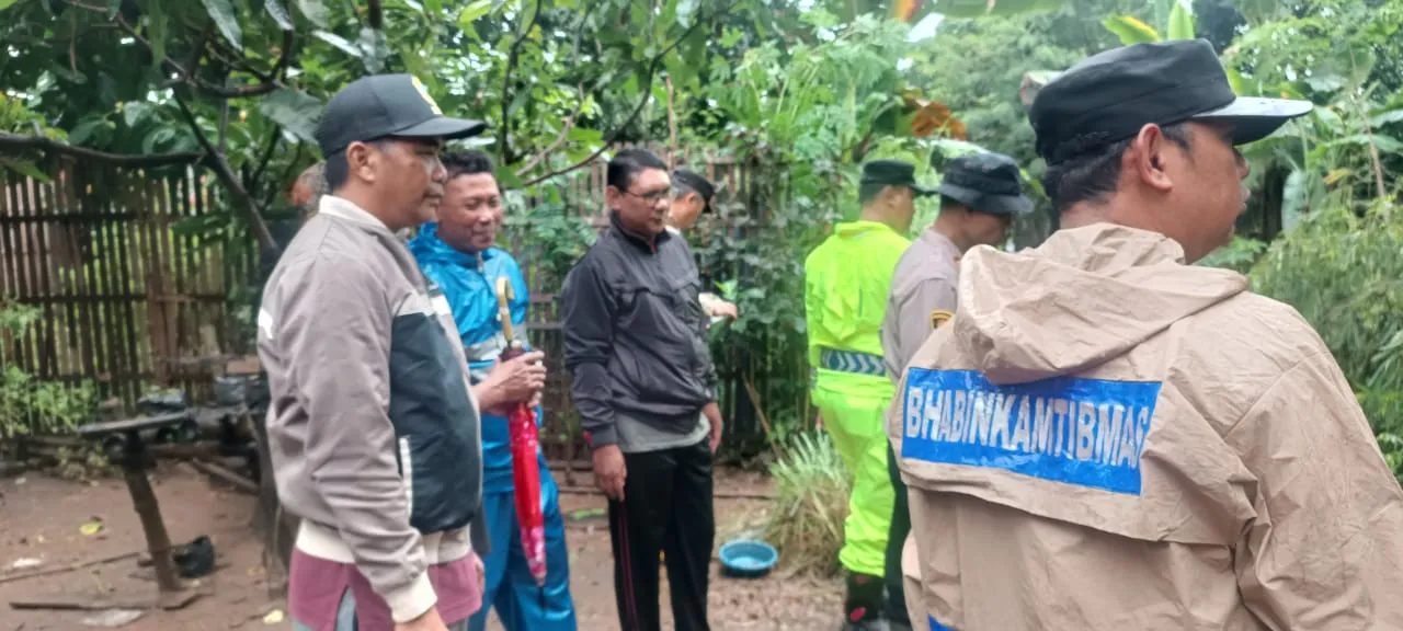 Foto: Muspika (Camat, Kapolsek, Danramil, dan lainnya) yang berada di Kecamatan Tlogowungu Pati, siap tanggap terhadap aduan warga sekitar terkait pohon bambu yang longsor dan menyumbat aliran sungai.(Portalljateng/Hms)